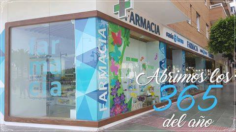 Se veria la fachada de la farmacia
